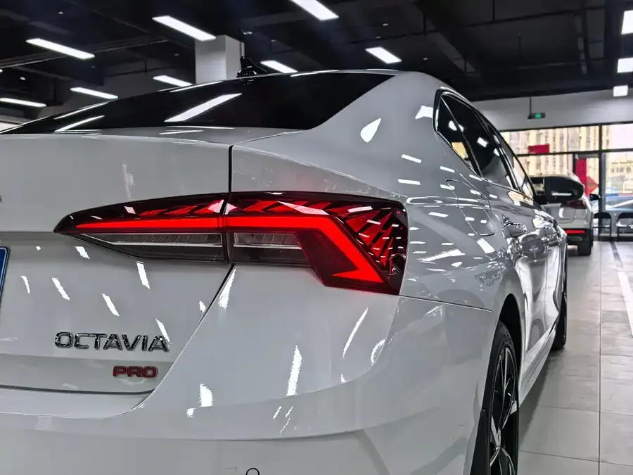 Skoda Octavia Octavia 2022 PRO TSI280 Premium Edition 2022 — миниатюра 2
