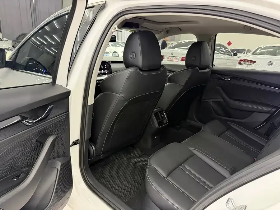 Skoda Octavia Octavia 2022 PRO TSI280 Premium Edition 2022 — миниатюра 2