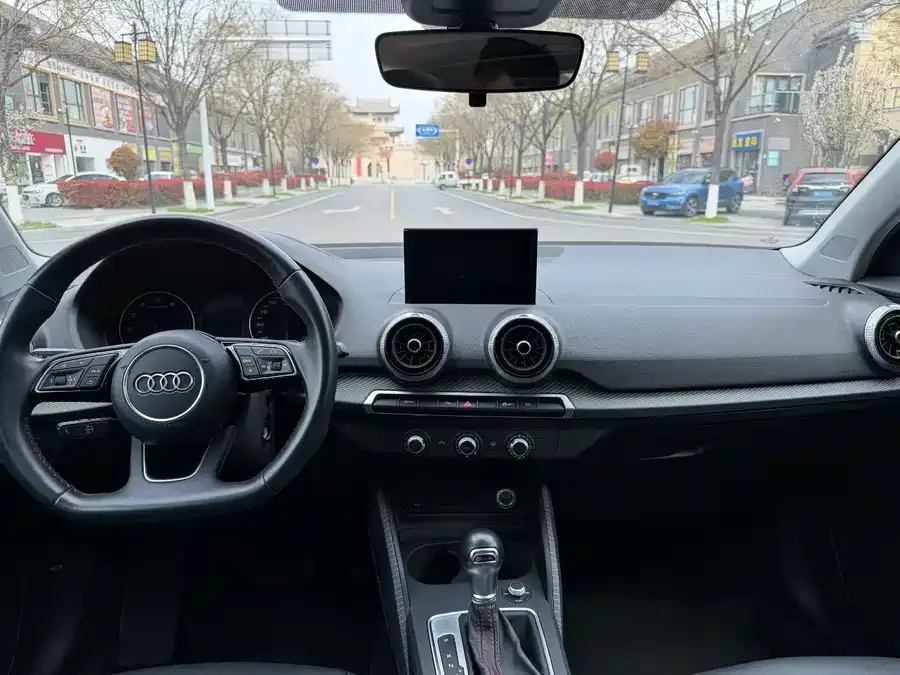 Audi Q2L 2022 35 TFSI aggressive and dynamic model 2023 — миниатюра 2