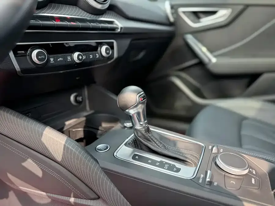 Audi Q2L 2022 35 TFSI Enterprising and Elegant Model 2022 — миниатюра 2