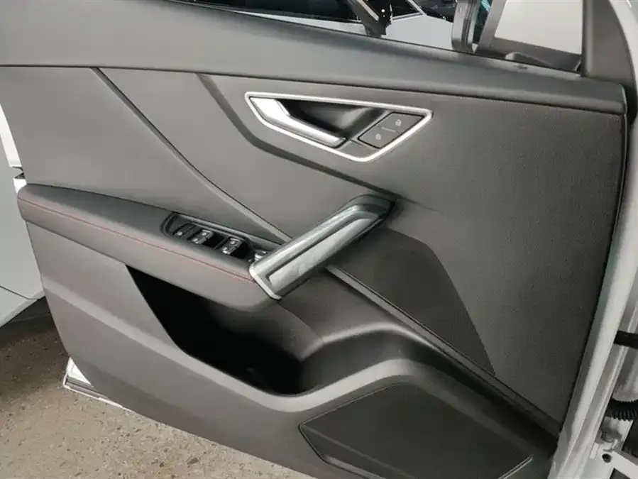 Audi Q2L 2022 35 TFSI aggressive and dynamic model 2022 — миниатюра 4