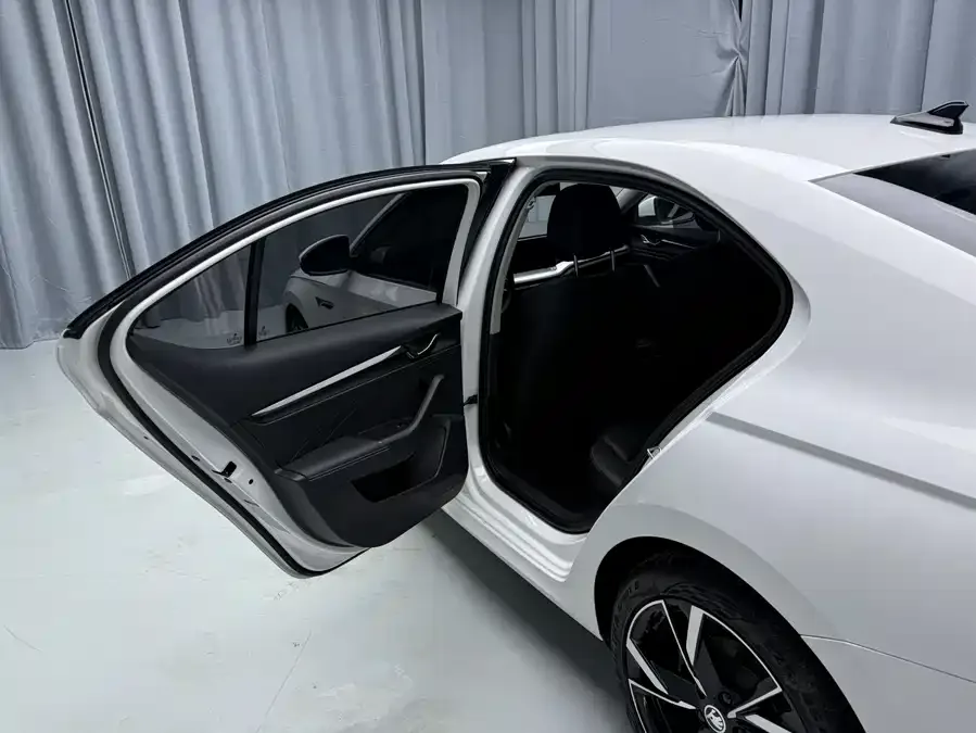 Skoda Octavia Octavia 2023 facelift PRO TSI280 Premium Edition 2022 — миниатюра 5