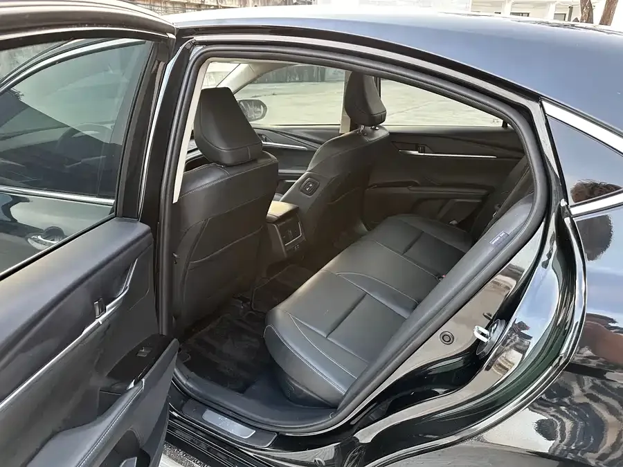 Toyota Camry 2026 Camry Hybrid 2.0 HSE Glorious Edition 2026 — миниатюра 2