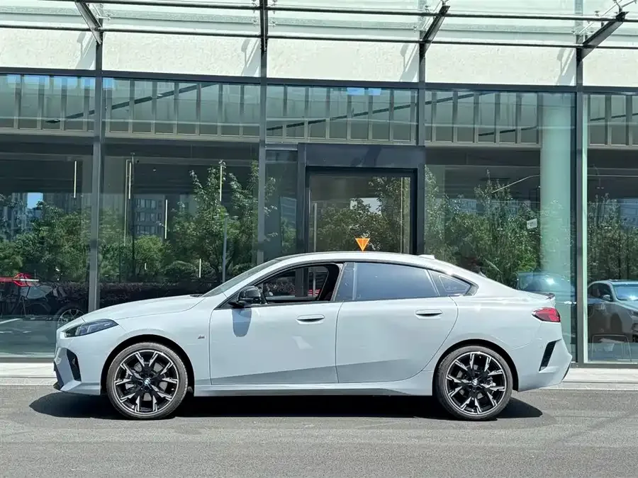BMW 2 series BMW 2 Series 2025 225L M Sport Night Edition 2025 — миниатюра 2