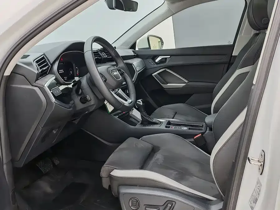 Audi Q3 2022 35 TFSI aggressive and dynamic model 2023 — миниатюра 4