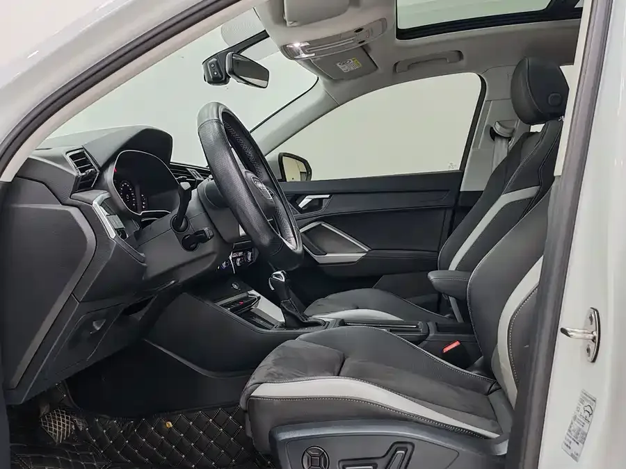 Audi Q3 2022 35 TFSI aggressive and dynamic model 2022 — миниатюра 4