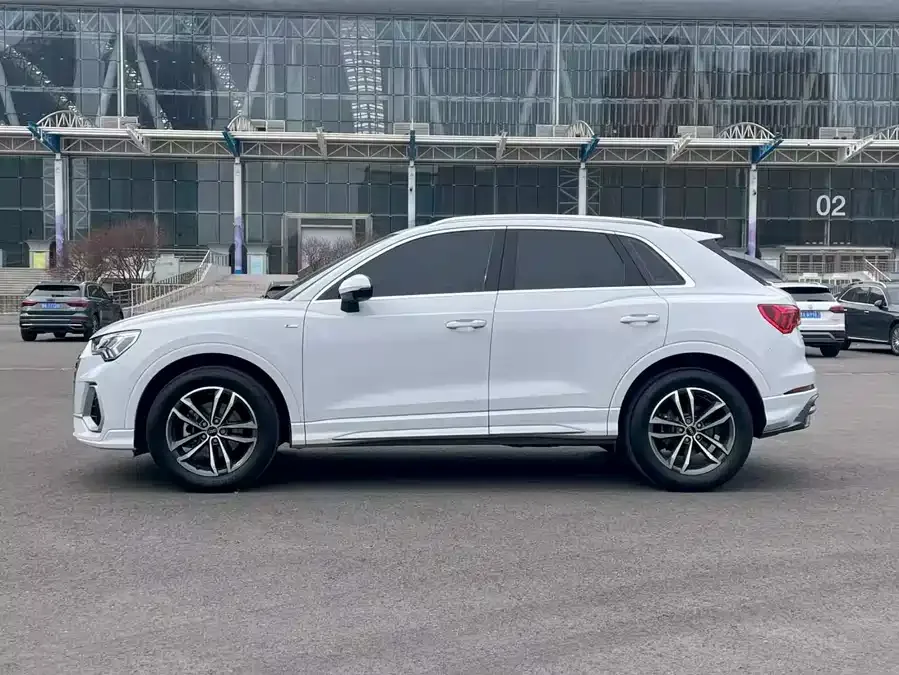 Audi Q3 2022 35 TFSI aggressive and dynamic model 2022 — миниатюра 3