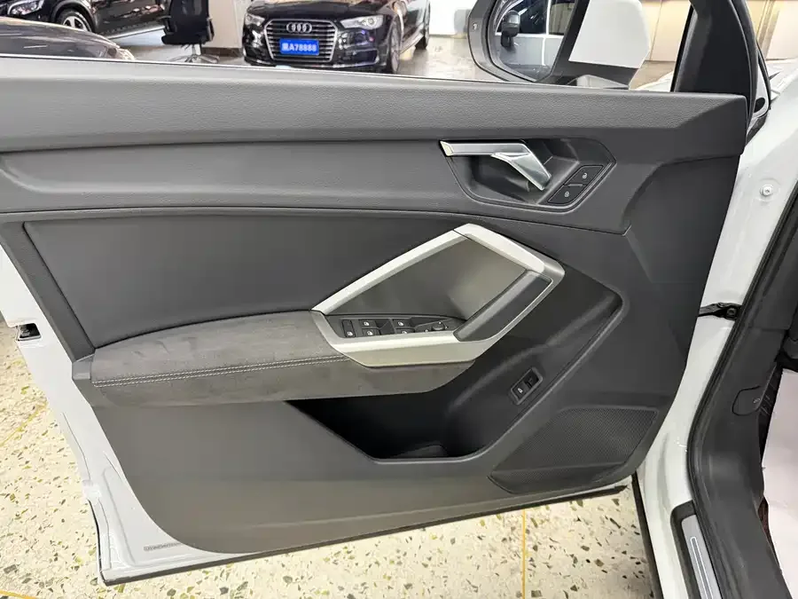 Audi Q3 2022 35 TFSI Fashionable and Dynamic 2022 — миниатюра 4