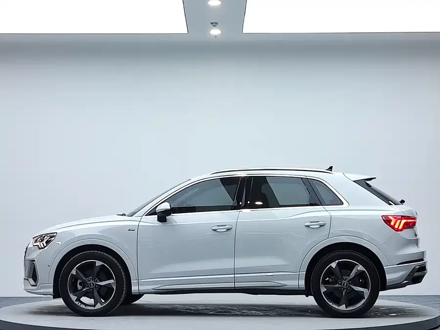 Audi Q3 2022 35 TFSI Fashionable and Dynamic 2022 — миниатюра 2