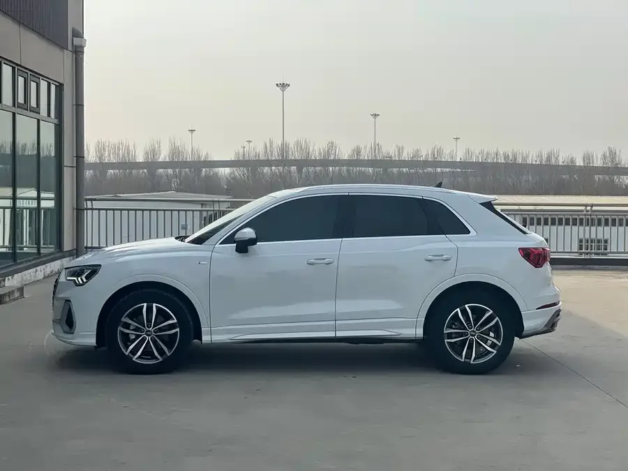 Audi Q3 2022 35 TFSI aggressive and dynamic model 2022 — миниатюра 4