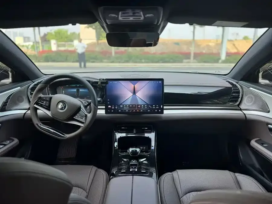 BYD Second-hand Han 2024 DM-i Honor Edition 121KM Premium Edition 2024 — миниатюра 2