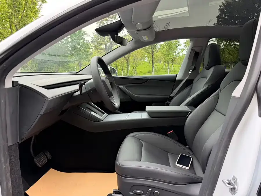 Tesla Model YL Model YL 2025 long-range all-wheel drive version 2026 — миниатюра 2