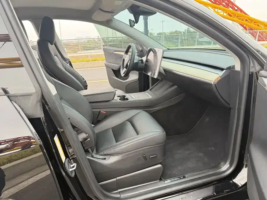 Tesla Model Y Model Y 2022 facelift rear-wheel drive version 2023 — миниатюра 2