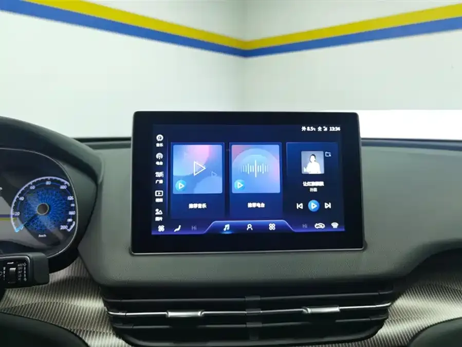 Hongqi E-QM5 Hongqi E-QM5 2023 facelift basic travel version 2023 — миниатюра 4