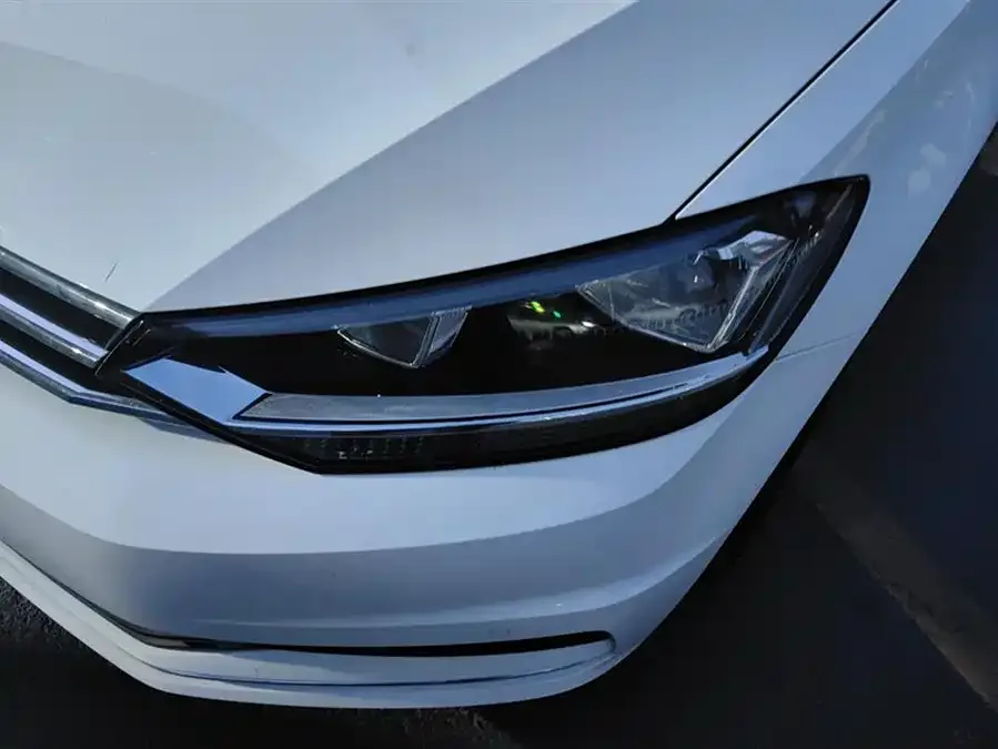 Volkswagen Touran 2021 Touran Touran L 280TSI DSG Comfort Edition 7 Seaters 2022 — миниатюра 2