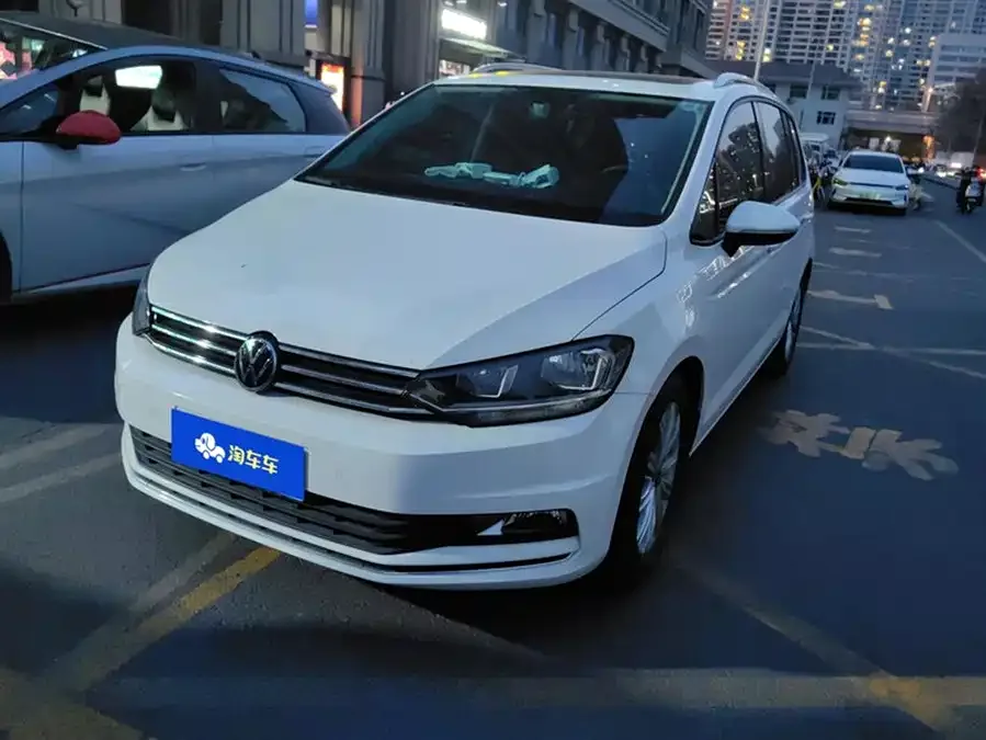 Volkswagen Touran 2021 Touran Touran L 280TSI DSG Comfort Edition 7 Seaters 2022 — фото 1, купить с доставкой в Москву
