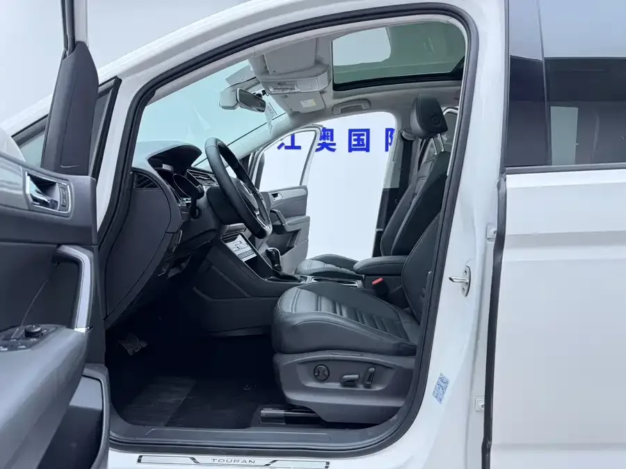 Volkswagen Touran 2021 Touran Touran L 280TSI DSG Comfort Edition 7 Seaters 2022 — миниатюра 2