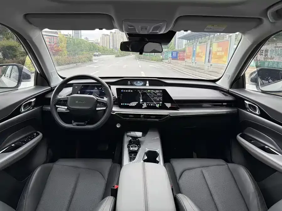 Oshan Z6 Changan Auchan Z6 2023 Blue Whale 1.5T DCT smart collar model 2023 — миниатюра 2