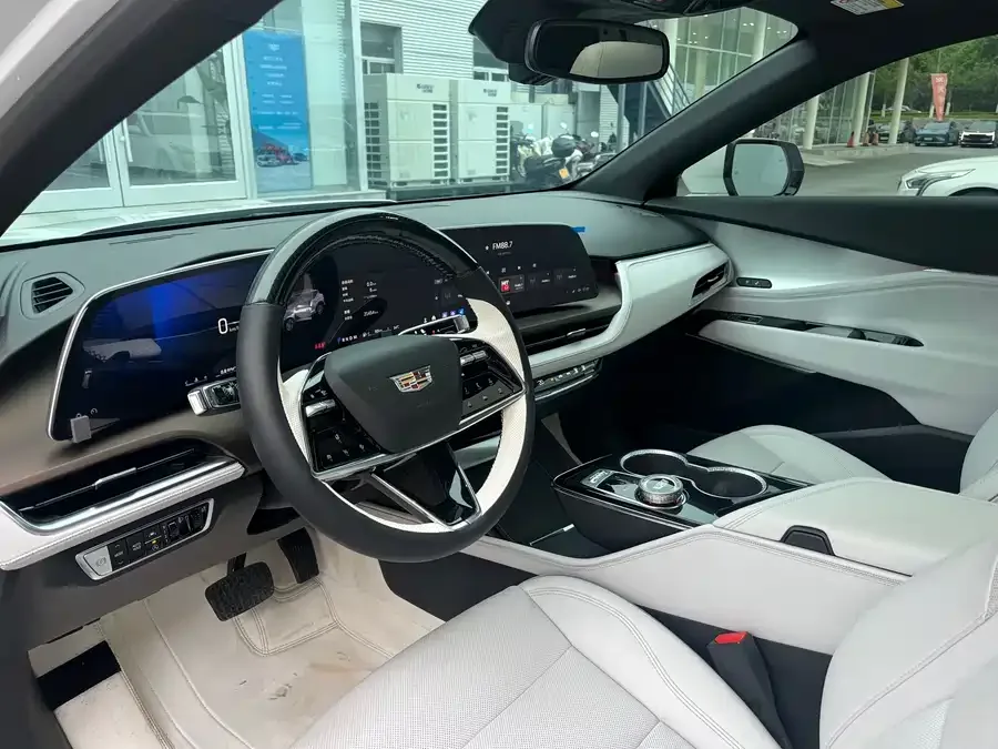 Cadillac GT4 2023 25T Luxury Edition 2024 — миниатюра 2