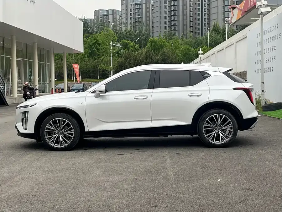 Cadillac GT4 2023 25T Luxury Edition 2024 — миниатюра 3