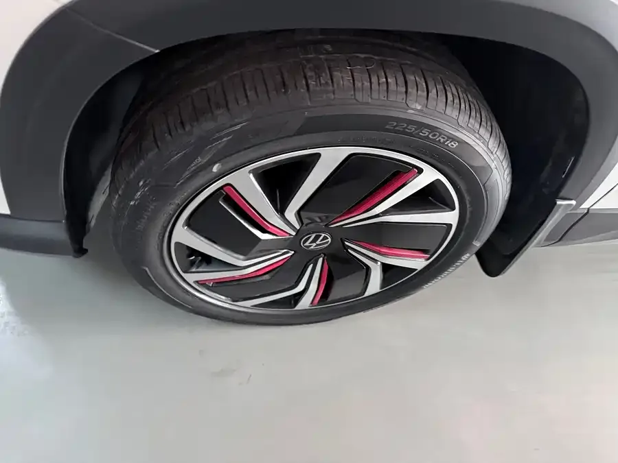 Volkswagen Tiguan (Tharu) Tuyue 2024 300TSI 2WD Moon Edition 2024 — миниатюра 2
