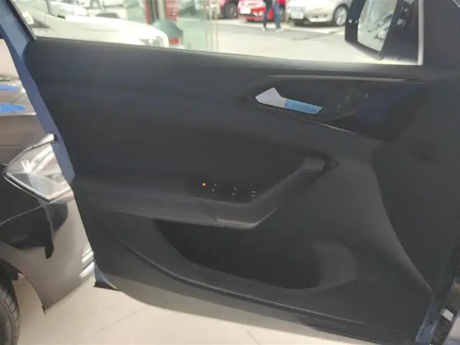 Volkswagen Tiguan (Tharu) Tuyue 2025 New 300TSI Ruixiang Edition 2024 — миниатюра 4