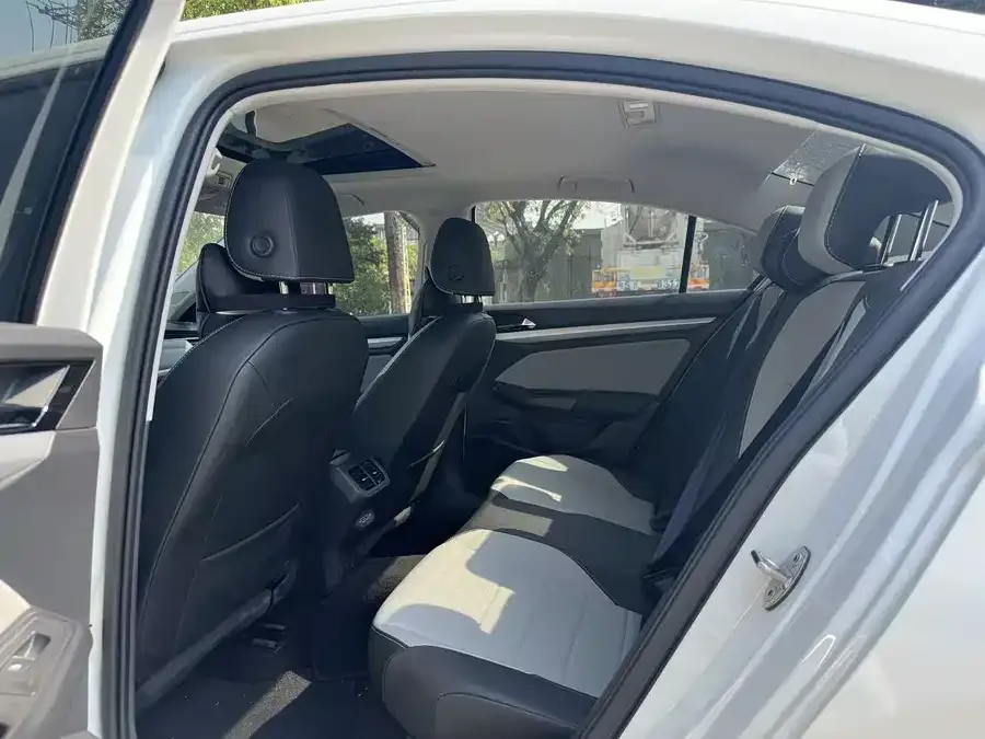 Volkswagen Bora Bora 2023 200TSI DSG Zhixing PRO Edition 2022 — миниатюра 2