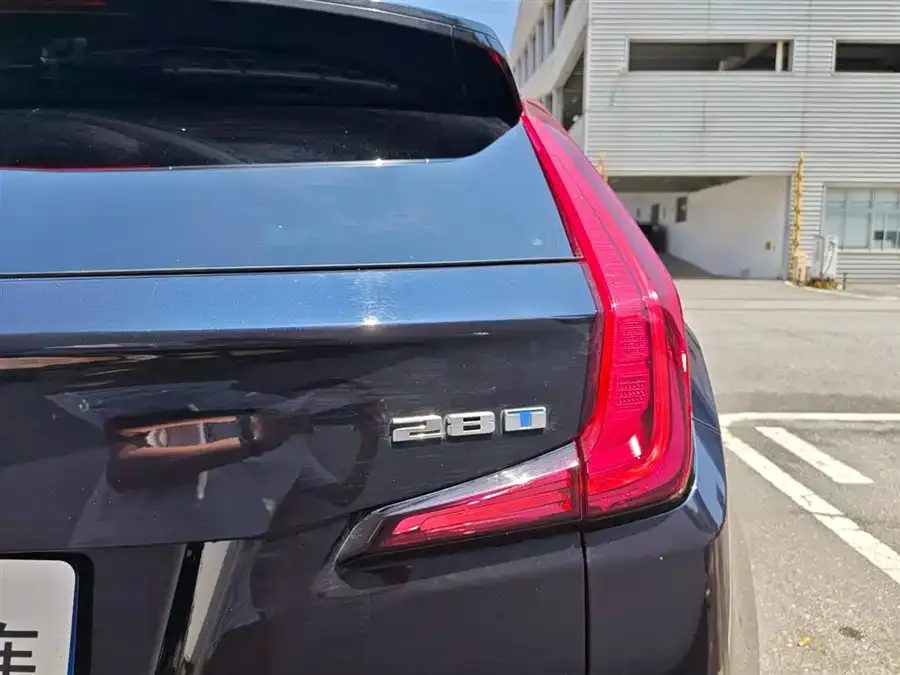 Cadillac XT4 2022 28T two-wheel drive fashion model 2022 — миниатюра 4