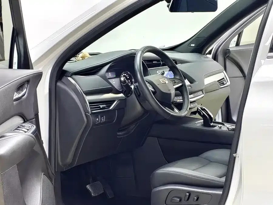Cadillac XT4 2022 28T two-wheel drive fashion model 2022 — миниатюра 4