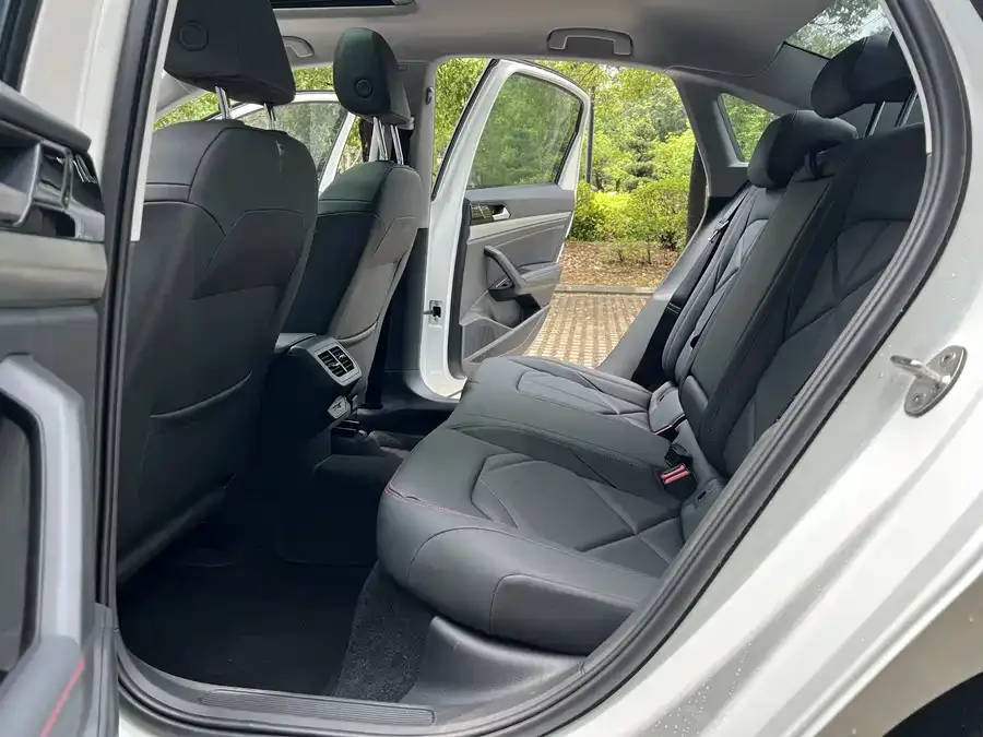 Volkswagen Lavida Lavida 2024 300TSI DSG Starry Sky Leading Edition 2025 — миниатюра 2