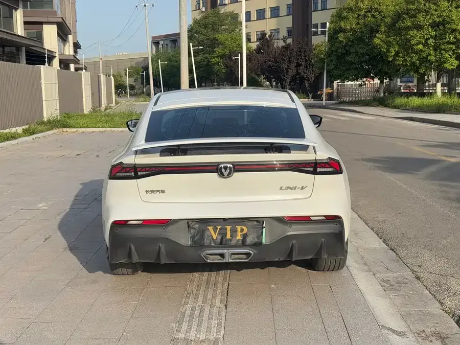 Changan UNI-V Smart Electric iDD Changan UNI-V iDD 2024 Blue Whale iDD 136km Premium Edition 2024 — миниатюра 2