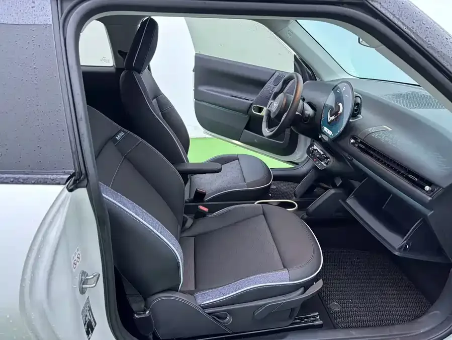 MINI electric COOPER Electric MINI COOPER 2025 456km COOPER E Classic 2025 — миниатюра 2