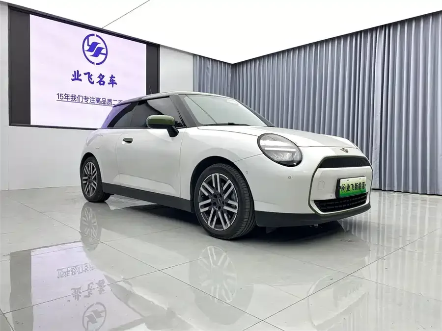 MINI electric COOPER Electric MINI COOPER 2025 456km COOPER E Classic 2025 — миниатюра 3