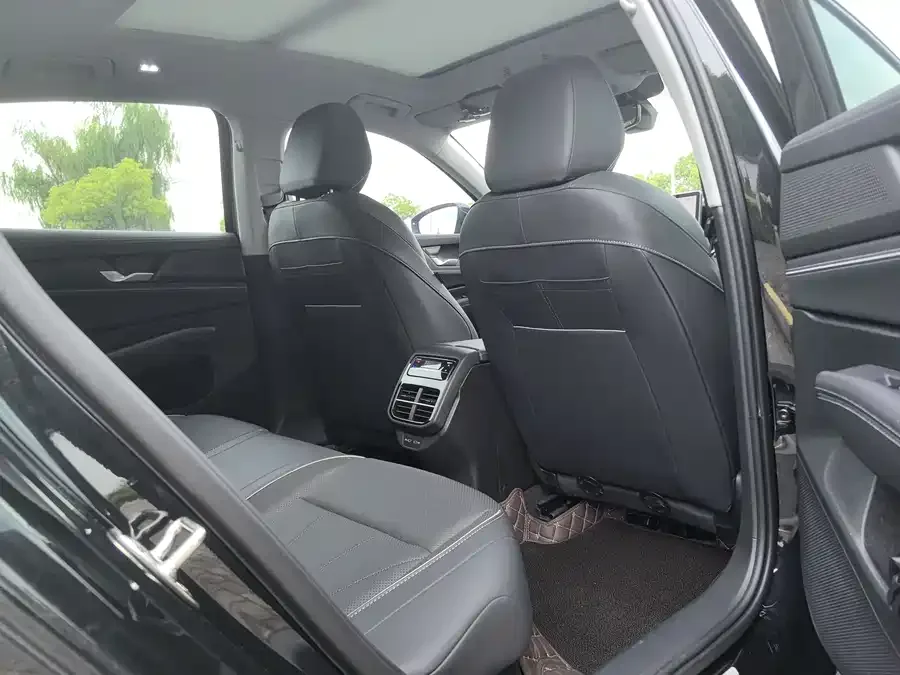 Volkswagen Passat 2026 Passat Pro 300TSI Dragon Edition 2025 — миниатюра 2