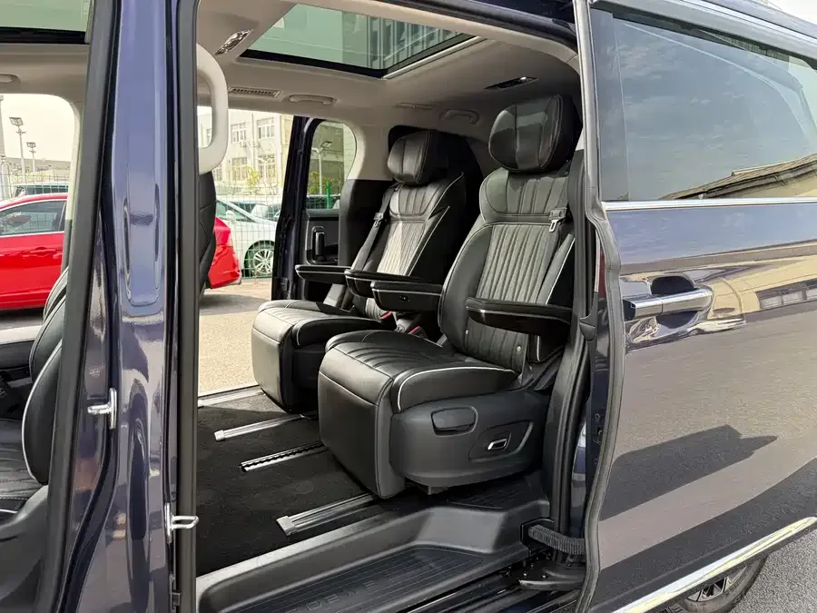 Roewe iMAX8 Roewe iMAX8 2023 400TGI Comfort Edition 2023 — миниатюра 5