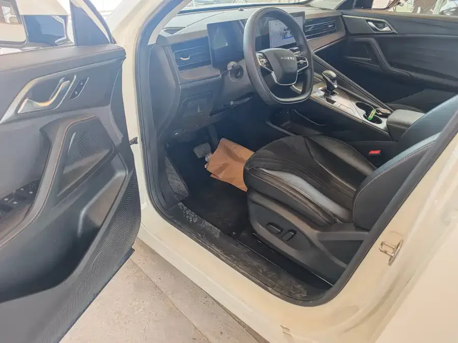 Roewe D5X DMH Roewe D5X DMH 2024 135 Technology Edition 2024 — миниатюра 2