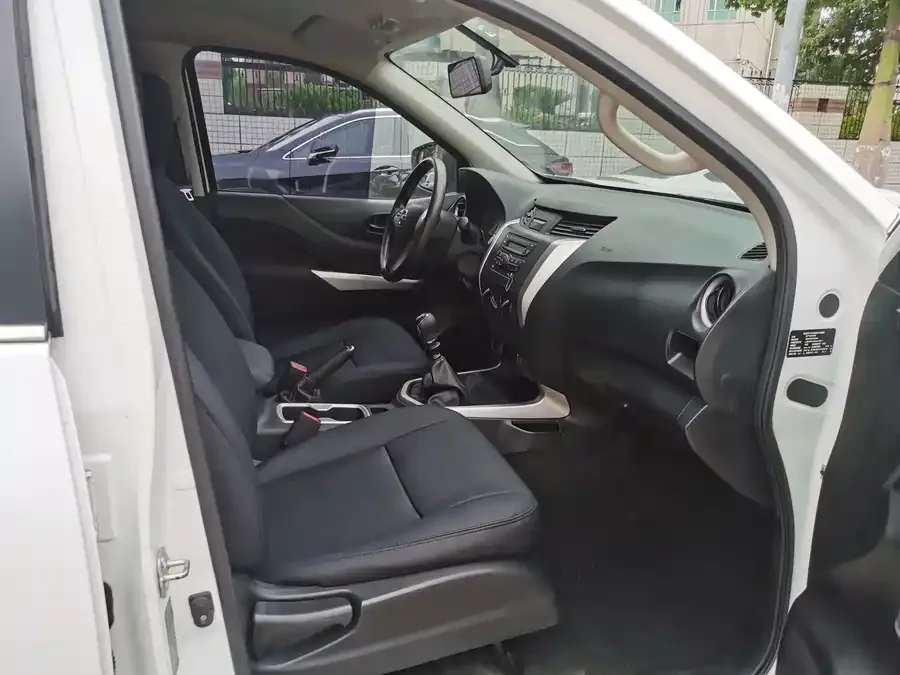 Nissan Navara 2021 Navara 2.5L Manual 2WD Comfort Model QR25 2022 — миниатюра 3