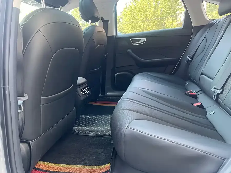 Roewe D7 Roewe D7 2025 DMH 125km World Champion Excellence Edition 2025 — миниатюра 4