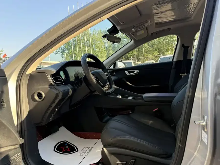 Roewe D7 Roewe D7 2025 DMH 125km World Champion Edition 2025 — миниатюра 3