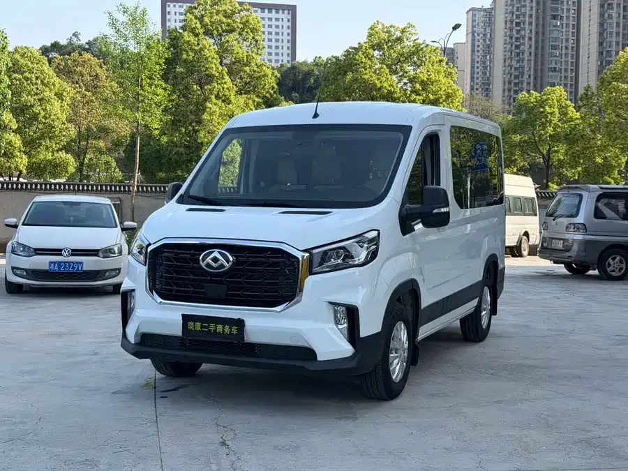 Maxus Xintu V90 Xintu V90 2024 Zhijie 2.0T automatic front-wheel drive short-axle mid-top rear single tire 5/6 seats 2024 — фото 1, купить с доставкой в Москву