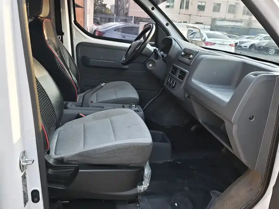 Wuling Yangguang Wuling Yangguang 2024 300km Comfort Bus Version 75kW 2024 — миниатюра 3