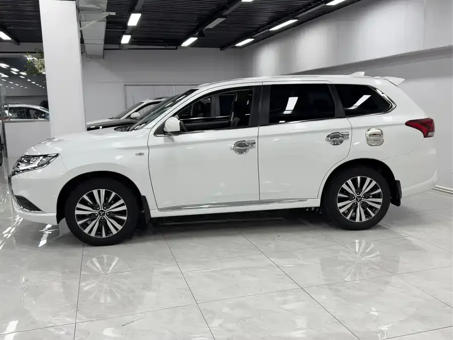 Mitsubishi Outlander Outlander 2021 facelift 2.0L 2WD 5-seater 2022 — миниатюра 3