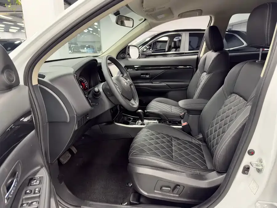 Mitsubishi Outlander Outlander 2021 facelift 2.0L 2WD 5-seater 2022 — миниатюра 4