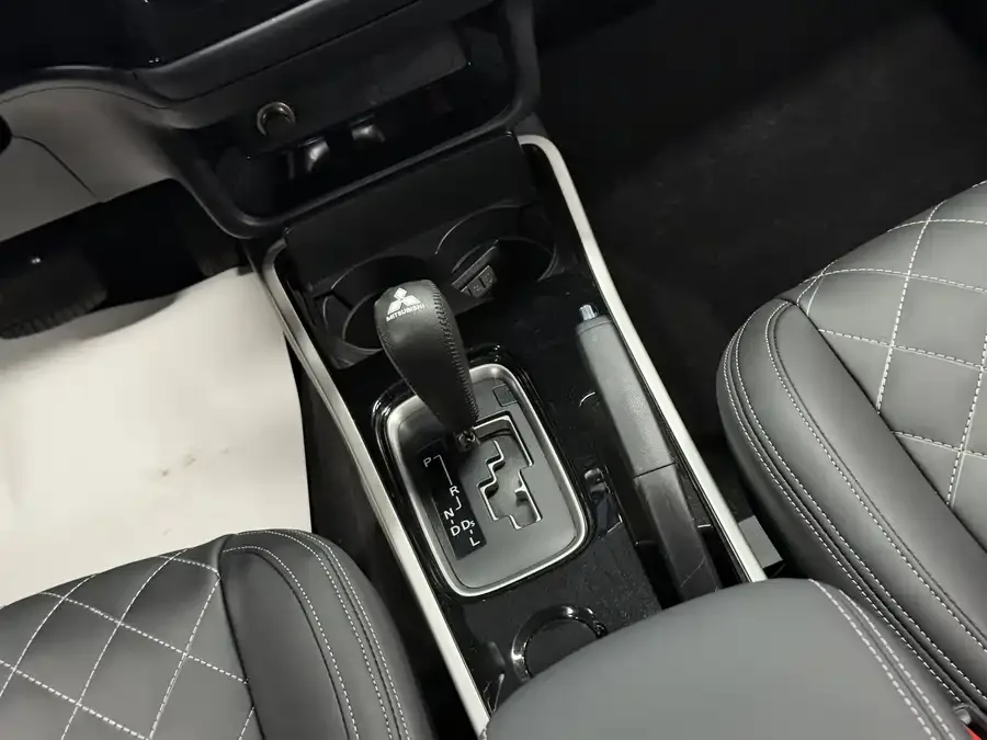 Mitsubishi Outlander Outlander 2021 facelift 2.0L 2WD 5-seater 2022 — миниатюра 5