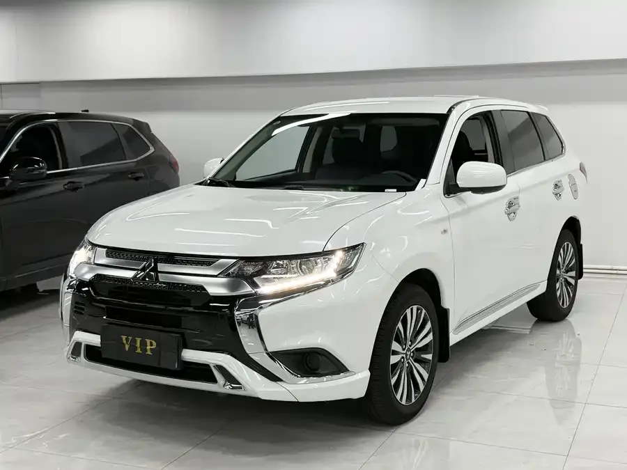 Mitsubishi Outlander Outlander 2021 facelift 2.0L 2WD 5-seater 2022 — фото 1, купить с доставкой в Москву