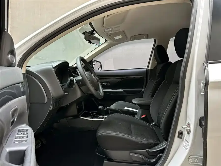 Mitsubishi Outlander Outlander 2021 2.0L 2WD 5-seater 2023 — миниатюра 3