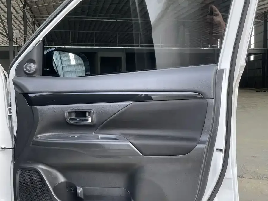 Mitsubishi Outlander Outlander 2021 facelift 2.0L 2WD 5-seater 2022 — миниатюра 4