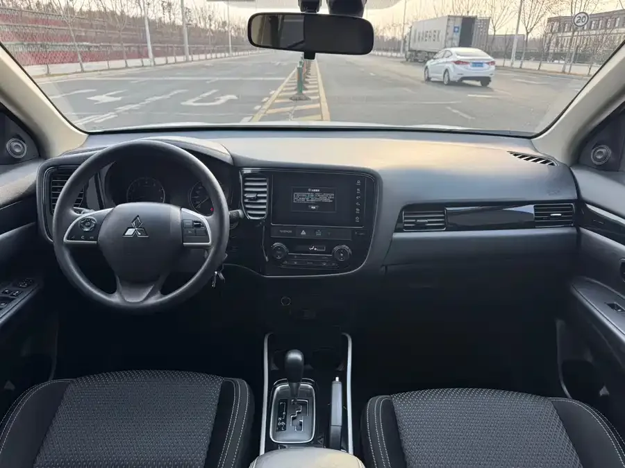 Mitsubishi Outlander Outlander 2021 2.0L 2WD 5-seater 2022 — миниатюра 3