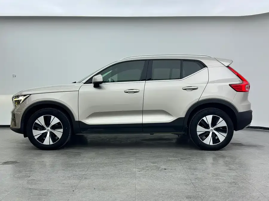 Volvo XC40 2023 B3 Zhiyuan Luxury Edition 2022 — миниатюра 4