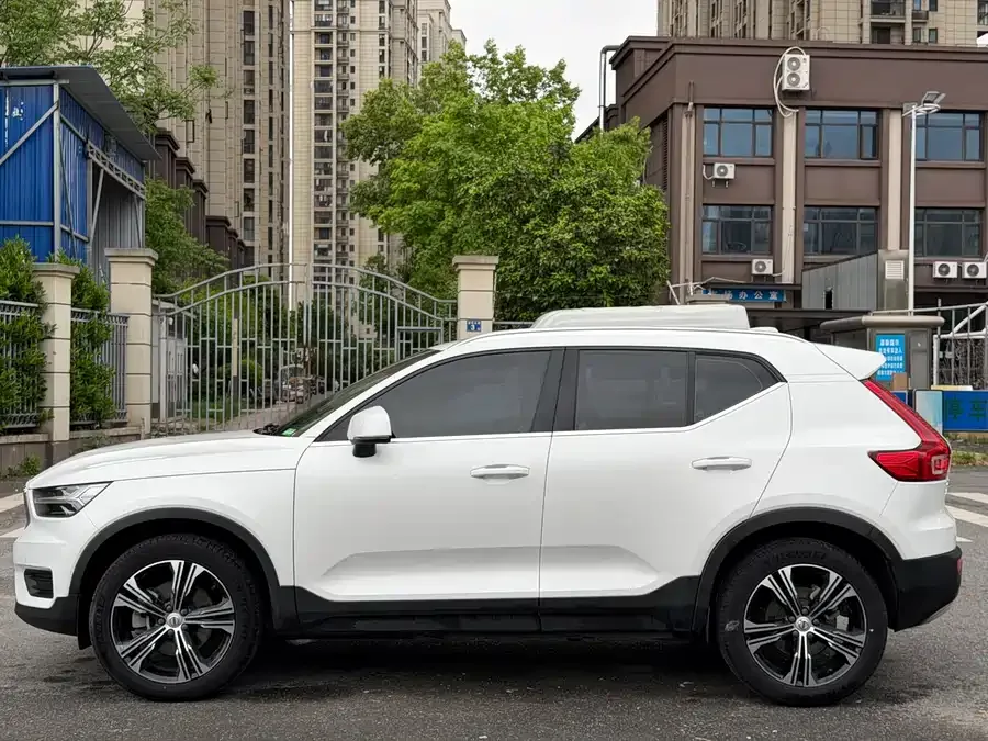 Volvo XC40 2021 T4 four-wheel drive Zhiyuan Deluxe Edition 2022 — миниатюра 3